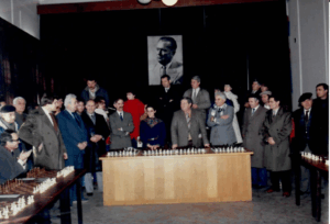 Заједничка фотографија са отварања алтернативне симултанке Маје Чибурданидзе и Едуарда Гуфељд