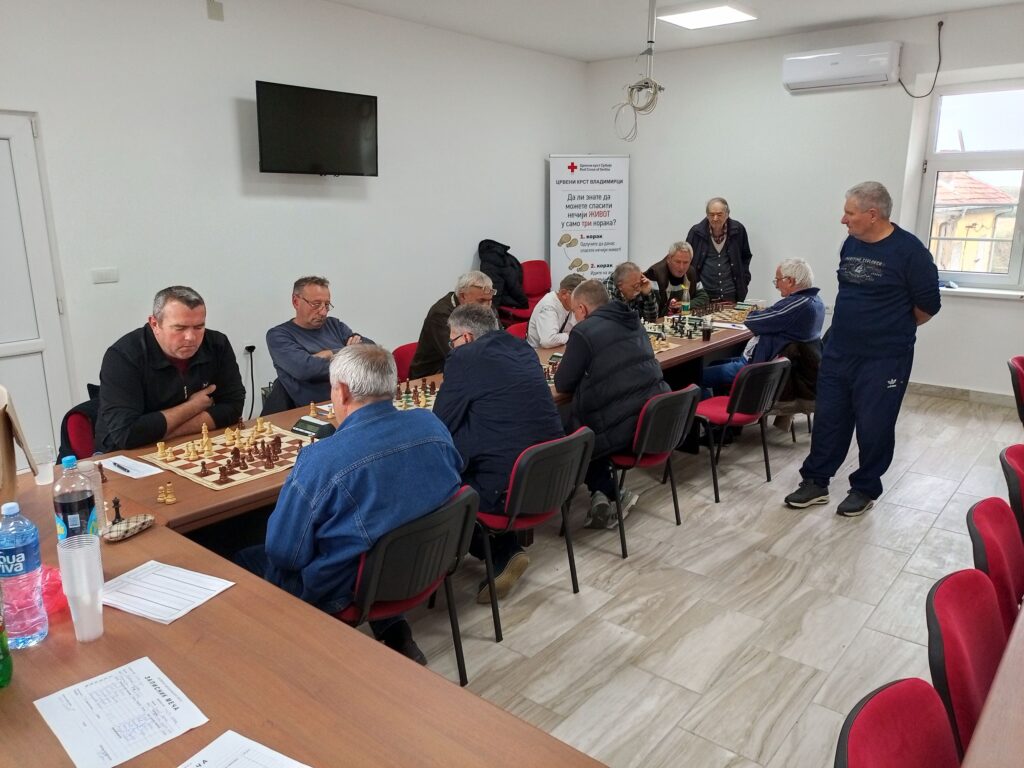 Борбена атмосфера у просторијама Црвеног крста Владимирци на мечу 5. кола Прве мачванске окружне лиге у шаху које је одржано 26. октобра 2025. године између СШУ „Слога 2024“ Матијевац и ШК „Чивија“ Шабац