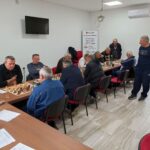 Борбена атмосфера у просторијама Црвеног крста Владимирци на мечу 5. кола Прве мачванске окружне лиге у шаху које је одржано 26. октобра 2025. године између СШУ „Слога 2024“ Матијевац и ШК „Чивија“ Шабац