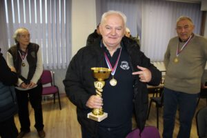 Драган Симић, један од оснивача ШК „Чивија“ Шабац са победничким пехаром Прве мачванске окружне лиге у шаху.
