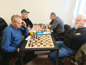 Радомир Васић (црни) из ШК „Гранит“ Радаљ против Боривоја Божанића (бели) из ШК „Чивија“ Шабац